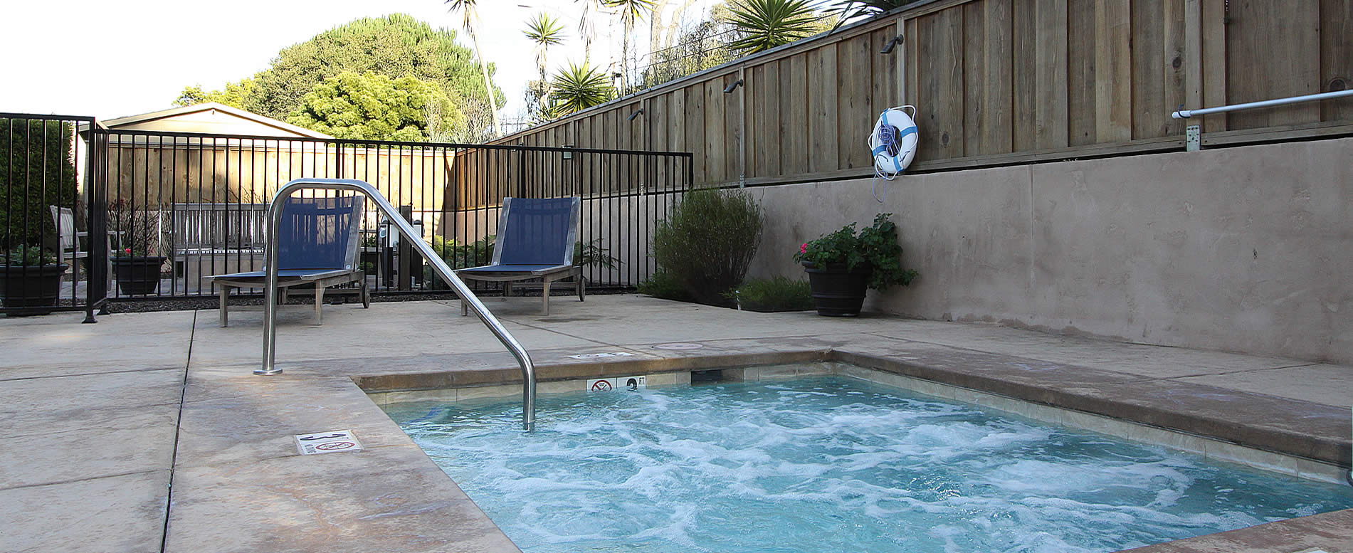 Monterey Ca best lodging - outdoor hot tub