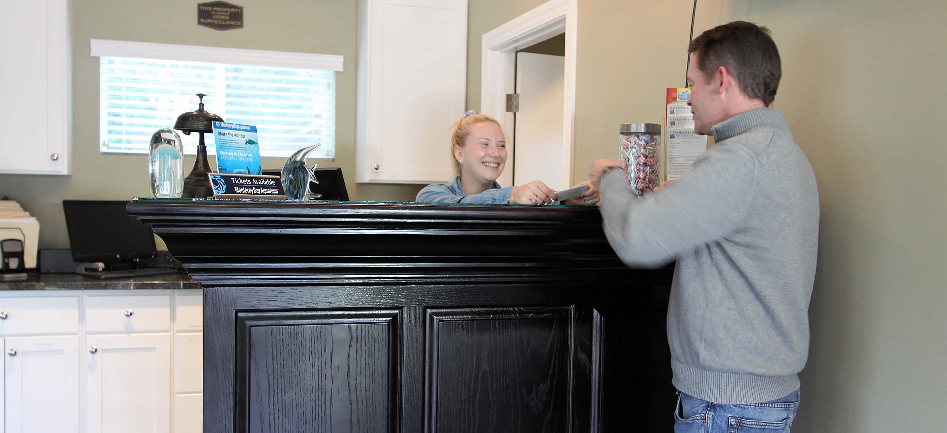 welcome to the monterey peninsula inn - woman at desk greeting customer